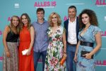 Amsterdam 29 juli 2020
Premiere alles is zoals het zou moeten zijn in euroscoop, De film is naar een boek van Daphne Deckers. Daphne kwam met haar man Richard Krajicek hun kinderen Emma en Alec en de vriendin van Alec