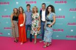Amsterdam 29 juli 2020
Premiere alles is zoals het zou moeten zijn in euroscoop, De film is naar een boek van Daphne Deckers. Daphne kwam met haar man Richard Krajicek hun kinderen Emma en Alec en de vriendin van Alec