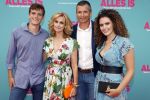 Amsterdam 29 juli 2020
Premiere alles is zoals het zou moeten zijn in euroscoop, De film is naar een boek van Daphne Deckers. Daphne kwam met haar man Richard Krajicek hun kinderen Emma en Alec en de vriendin van Alec