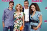 Amsterdam 29 juli 2020
Premiere alles is zoals het zou moeten zijn in euroscoop, De film is naar een boek van Daphne Deckers. Daphne kwam met haar man Richard Krajicek hun kinderen Emma en Alec en de vriendin van Alec