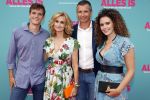 Amsterdam 29 juli 2020
Premiere alles is zoals het zou moeten zijn in euroscoop, De film is naar een boek van Daphne Deckers. Daphne kwam met haar man Richard Krajicek hun kinderen Emma en Alec en de vriendin van Alec