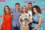 Amsterdam 29 juli 2020
Premiere alles is zoals het zou moeten zijn in euroscoop, De film is naar een boek van Daphne Deckers. Daphne kwam met haar man Richard Krajicek hun kinderen Emma en Alec en de vriendin van Alec