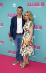 Amsterdam 29 juli 2020
Premiere alles is zoals het zou moeten zijn in euroscoop, De film is naar een boek van Daphne Deckers. Daphne kwam met haar man Richard Krajicek hun kinderen Emma en Alec en de vriendin van Alec