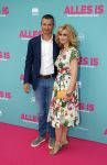 Amsterdam 29 juli 2020
Premiere alles is zoals het zou moeten zijn in euroscoop, De film is naar een boek van Daphne Deckers. Daphne kwam met haar man Richard Krajicek hun kinderen Emma en Alec en de vriendin van Alec