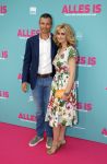 Amsterdam 29 juli 2020
Premiere alles is zoals het zou moeten zijn in euroscoop, De film is naar een boek van Daphne Deckers. Daphne kwam met haar man Richard Krajicek hun kinderen Emma en Alec en de vriendin van Alec