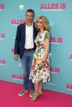 Amsterdam 29 juli 2020
Premiere alles is zoals het zou moeten zijn in euroscoop, De film is naar een boek van Daphne Deckers. Daphne kwam met haar man Richard Krajicek hun kinderen Emma en Alec en de vriendin van Alec