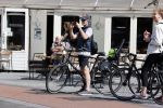 Amsterdam 28 juli 2020
Guy Pierce staat bij straatdansers in amsterdam zuid te kijken en te filmen