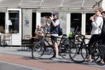 Amsterdam 28 juli 2020
Guy Pierce staat bij straatdansers in amsterdam zuid te kijken en te filmen