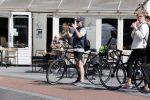 Amsterdam 28 juli 2020
Guy Pierce staat bij straatdansers in amsterdam zuid te kijken en te filmen