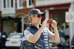 Amsterdam 28 juli 2020
Guy Pierce staat bij straatdansers in amsterdam zuid te kijken en te filmen