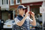 Amsterdam 28 juli 2020
Guy Pierce staat bij straatdansers in amsterdam zuid te kijken en te filmen