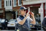 Amsterdam 28 juli 2020
Guy Pierce staat bij straatdansers in amsterdam zuid te kijken en te filmen