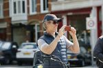 Amsterdam 28 juli 2020
Guy Pierce staat bij straatdansers in amsterdam zuid te kijken en te filmen