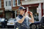 Amsterdam 28 juli 2020
Guy Pierce staat bij straatdansers in amsterdam zuid te kijken en te filmen