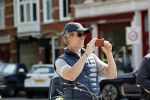 Amsterdam 28 juli 2020
Guy Pierce staat bij straatdansers in amsterdam zuid te kijken en te filmen