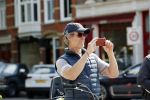 Amsterdam 28 juli 2020
Guy Pierce staat bij straatdansers in amsterdam zuid te kijken en te filmen