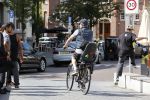 Amsterdam 28 juli 2020
Guy Pierce staat bij straatdansers in amsterdam zuid te kijken en te filmen