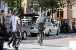 Amsterdam 28 juli 2020
Guy Pierce staat bij straatdansers in amsterdam zuid te kijken en te filmen