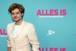 Amsterdam 29 juli 2020
Premiere alles is zoals het zou moeten zijn in euroscoop, De film is naar een boek van Daphne Deckers. Holly Brood kwam met vriend Soy Kroon