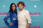 Amsterdam 29 juli 2020
Premiere alles is zoals het zou moeten zijn in euroscoop, De film is naar een boek van Daphne Deckers. Holly Brood kwam met vriend Soy Kroon