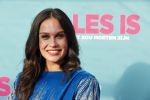 Amsterdam 29 juli 2020
Premiere alles is zoals het zou moeten zijn in euroscoop, De film is naar een boek van Daphne Deckers. Holly Brood kwam met vriend Soy Kroon