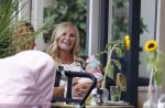 Amsterdam 24/25 juli 2020
Jaimy v Lent met haar baby/dochter op terras bij Joffers
