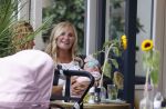 Amsterdam 24/25 juli 2020
Jaimy v Lent met haar baby/dochter op terras bij Joffers