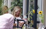 Amsterdam 24/25 juli 2020
Jaimy v Lent met haar baby/dochter op terras bij Joffers