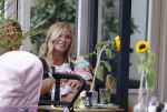 Amsterdam 24/25 juli 2020
Jaimy v Lent met haar baby/dochter op terras bij Joffers