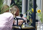 Amsterdam 24/25 juli 2020
Jaimy v Lent met haar baby/dochter op terras bij Joffers