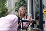 Amsterdam 24/25 juli 2020
Jaimy v Lent met haar baby/dochter op terras bij Joffers