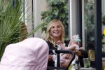Amsterdam 24/25 juli 2020
Jaimy v Lent met haar baby/dochter op terras bij Joffers