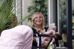 Amsterdam 24/25 juli 2020
Jaimy v Lent met haar baby/dochter op terras bij Joffers