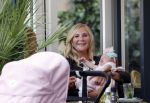 Amsterdam 24/25 juli 2020
Jaimy v Lent met haar baby/dochter op terras bij Joffers