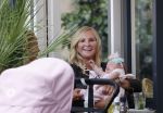 Amsterdam 24/25 juli 2020
Jaimy v Lent met haar baby/dochter op terras bij Joffers