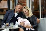 Amsterdam 24/25 juli 2020
Jaimy v Lent met haar baby/dochter en partner  op terras bij Joffers