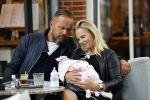 Amsterdam 24/25 juli 2020
Jaimy v Lent met haar baby/dochter en partner  op terras bij Joffers