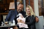 Amsterdam 24/25 juli 2020
Jaimy v Lent met haar baby/dochter en partner  op terras bij Joffers