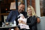 Amsterdam 24/25 juli 2020
Jaimy v Lent met haar baby/dochter en partner  op terras bij Joffers