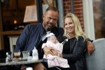 Amsterdam 24/25 juli 2020
Jaimy v Lent met haar baby/dochter en partner  op terras bij Joffers