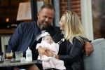 Amsterdam 24/25 juli 2020
Jaimy v Lent met haar baby/dochter en partner  op terras bij Joffers