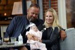 Amsterdam 24/25 juli 2020
Jaimy v Lent met haar baby/dochter en partner  op terras bij Joffers