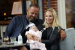 Amsterdam 24/25 juli 2020
Jaimy v Lent met haar baby/dochter en partner  op terras bij Joffers