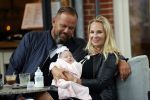 Amsterdam 24/25 juli 2020
Jaimy v Lent met haar baby/dochter en partner  op terras bij Joffers