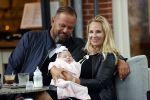 Amsterdam 24/25 juli 2020
Jaimy v Lent met haar baby/dochter en partner  op terras bij Joffers