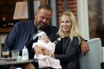 Amsterdam 24/25 juli 2020
Jaimy v Lent met haar baby/dochter en partner  op terras bij Joffers