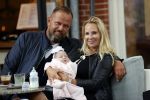 Amsterdam 24/25 juli 2020
Jaimy v Lent met haar baby/dochter en partner  op terras bij Joffers
