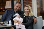 Amsterdam 24/25 juli 2020
Jaimy v Lent met haar baby/dochter en partner  op terras bij Joffers