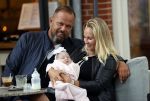 Amsterdam 24/25 juli 2020
Jaimy v Lent met haar baby/dochter en partner  op terras bij Joffers