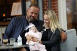 Amsterdam 24/25 juli 2020
Jaimy v Lent met haar baby/dochter en partner  op terras bij Joffers